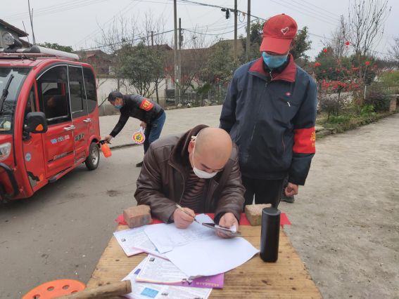 在四川德阳什邡市湔氐镇就有这样一群人,他们没有专业的防护设备,但却