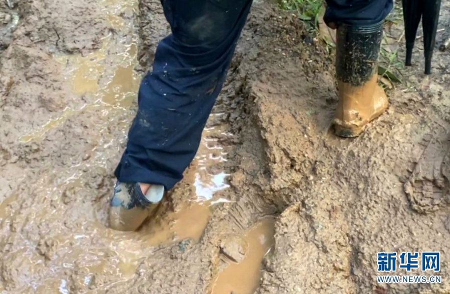 图为民警的水鞋陷入泥潭中(11月7日摄).