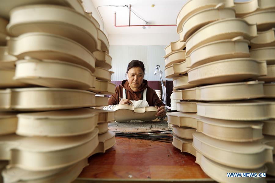 E China's town famous for making bowed string instruments #CHINA-JIANGSU-TAIXING-BOWED STRING INSTRUMENTS MAKING (CN)