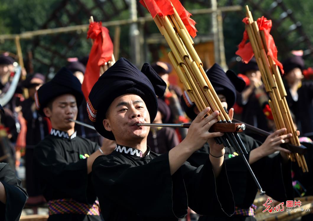 贵州雷山:苗族同胞盛装巡游庆苗年