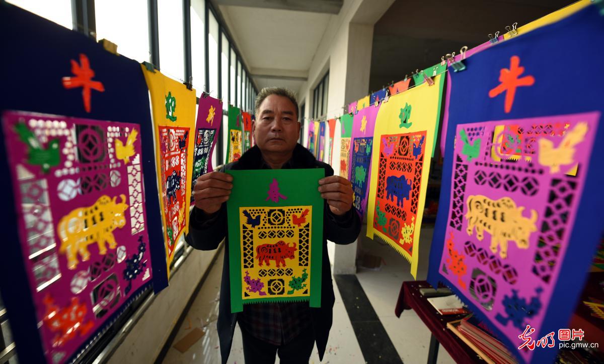 Folk artists making special paper-cut in E China's Shandong Province