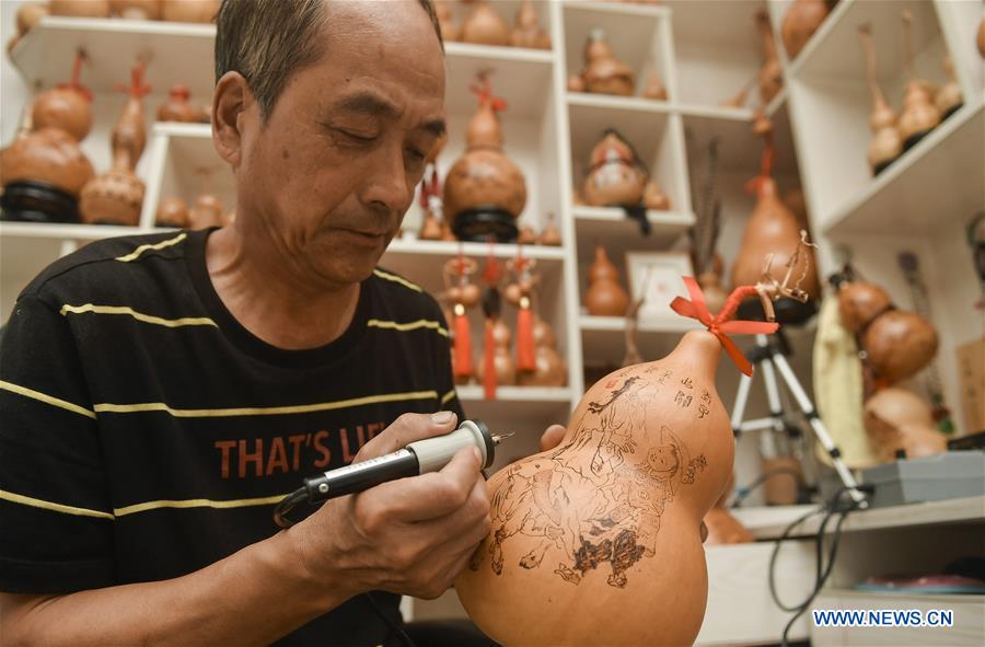 Pic story: self-taught craftsman makes over 1,000 gourd pyrography handicrafts CHINA-JILIN-CHANGCHUN-GOURD-PYROGRAPHY (CN)