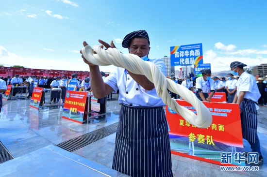 马俊卿的弟弟马军成现场展示拉面技艺.新华网 潘彬彬摄