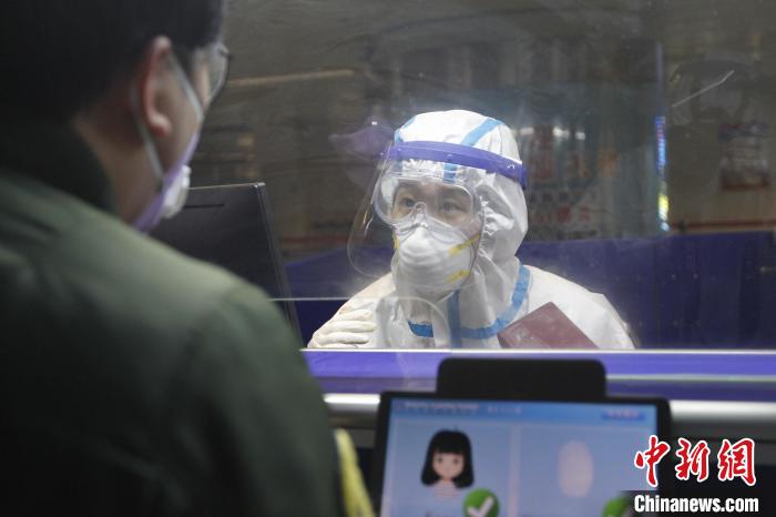 天津机场边检站民警验放旅客。 天津边检总站供图 天津机场边检站民警验放旅客。 天津边检总站供图