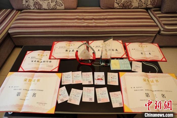 刘辉部分荣誉证书和献血证等。 杨波 摄 刘辉部分荣誉证书和献血证等。 杨波 摄