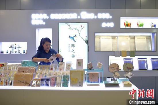 殷伊玲在整理南京博物院文创店里的商品。　泱波 摄