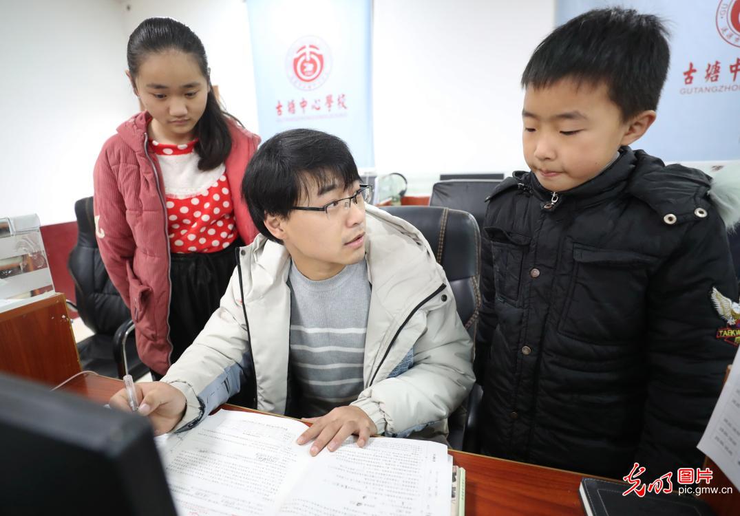 Master students volunteer to teach in remote village in C China's Hunan