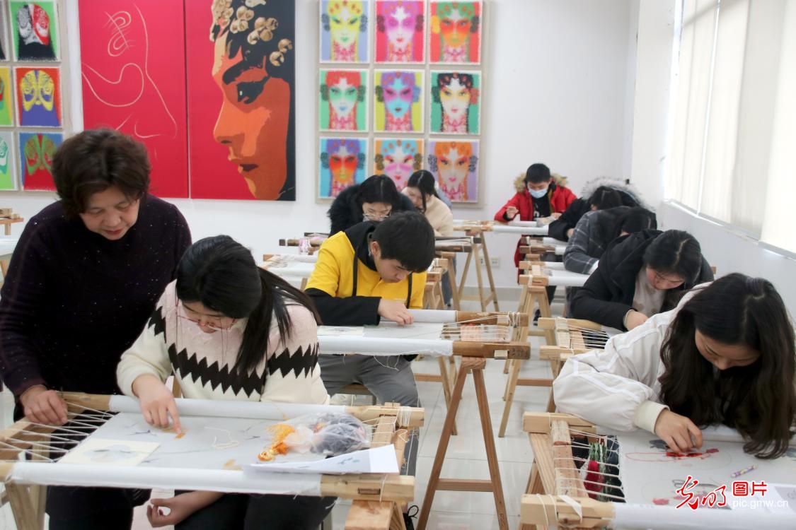 江苏苏州:大学生学刺绣 江苏苏州:大学生学刺绣