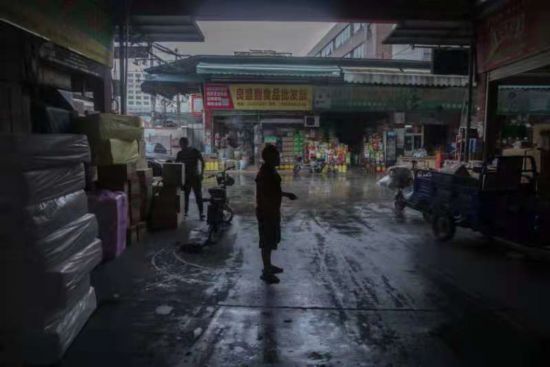 阴雨天的粮油批发市场